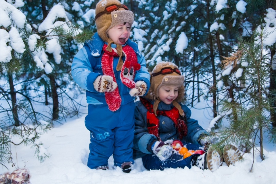 冬季雪后户外玩耍的孩童