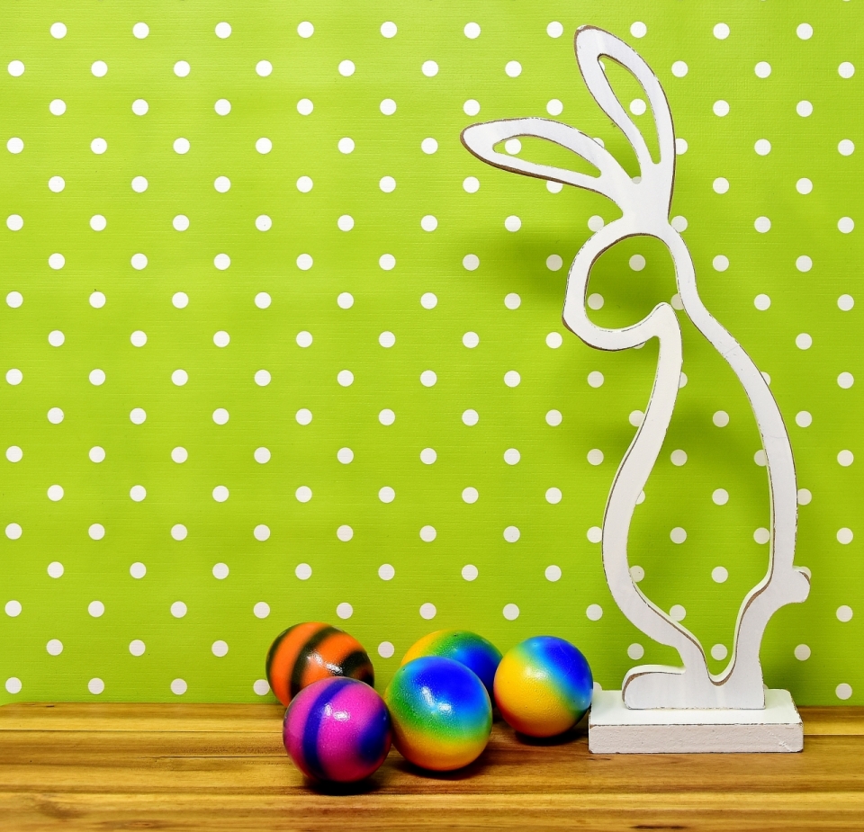 绿色波点背景木制桌面兔子模型彩蛋