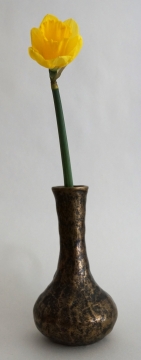 白色背景复古文艺花瓶中黄色花朵植物