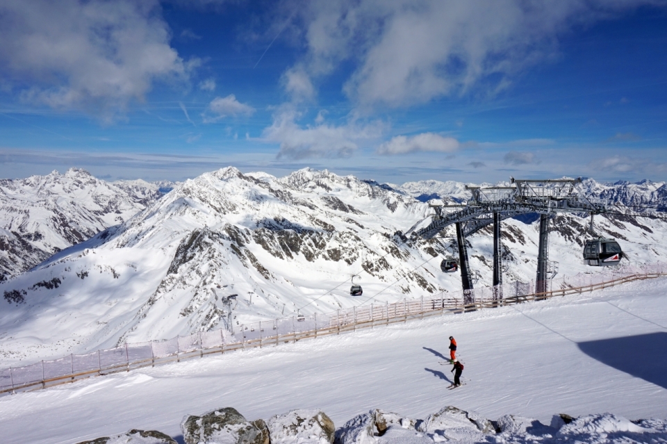 天空下蜿蜒壮丽雪山之上的滑雪场