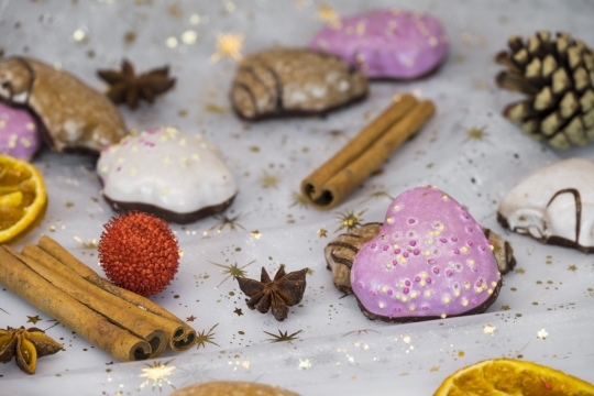 巧克力点心和各种香料的静物摄影