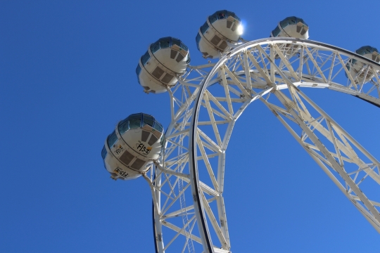 阳光蓝色天空游乐园摩天轮仰拍