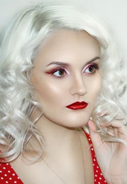 室内白色墙壁银色卷发时尚彩妆美女