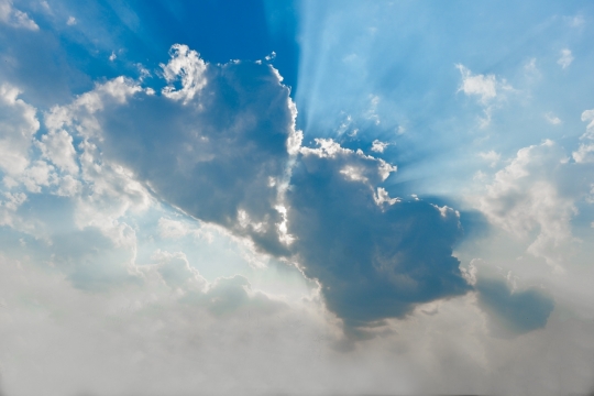 淡蓝色天空漂浮洁白云朵光照炫光特写