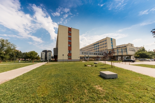 蓝天白云草坪和大楼广角摄影