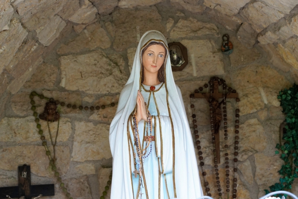 小教堂中身披白袍的圣母玛利亚神像