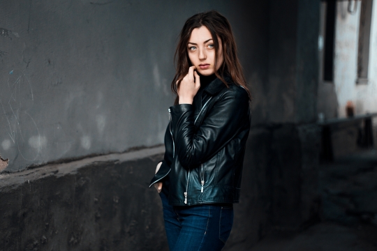 城市街道黑色皮衣长发女性街拍