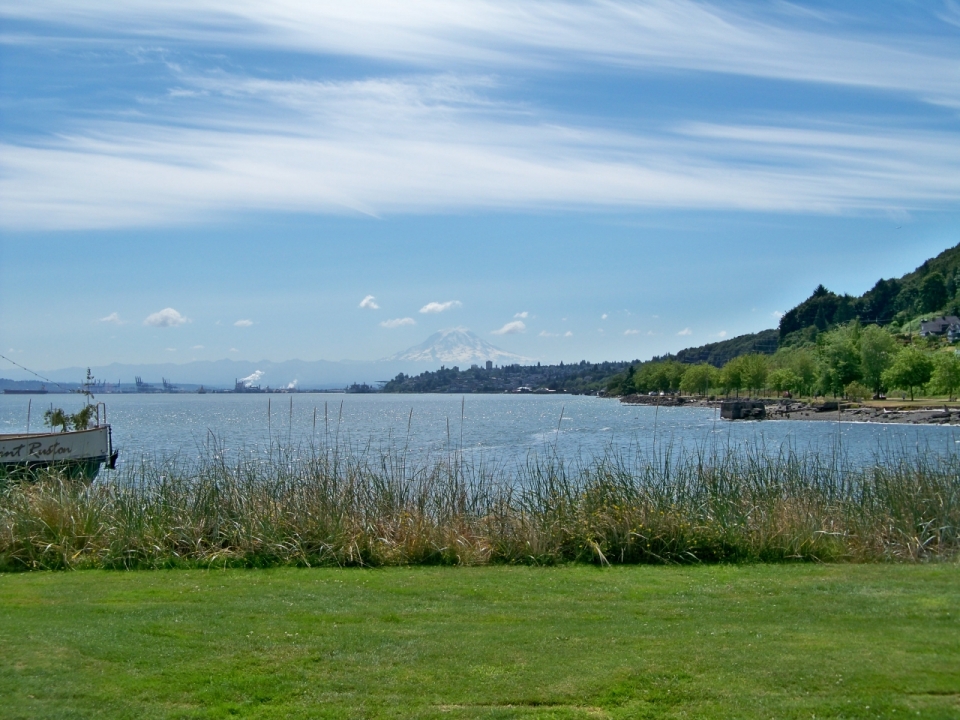 湖边蓝天草地优美风光摄影