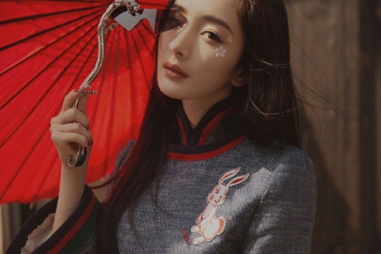 性感美女明星一袭红衣之扇遮唇仙女范写真