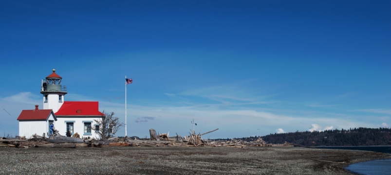 蓝色天空红色屋顶白色墙壁房屋建筑