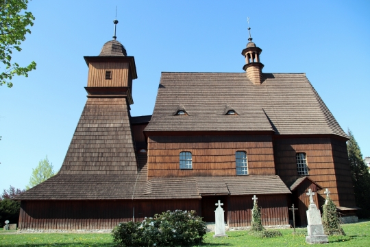 晴朗天气简约木制房屋十字架草坪外观