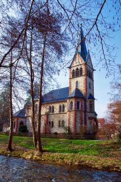 建筑摄影_城市街道树木前尖顶古老石砖教堂建筑