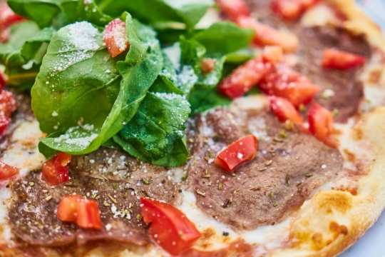 美味诱人的孜然牛肉披萨美食近景特写