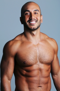 纯色背景满脸笑容浑身肌肉的男子