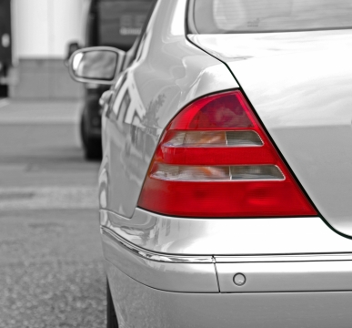 城市街道马路上崭新白色轿车