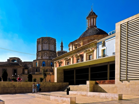 阳光蓝色天空城市街道古老建筑