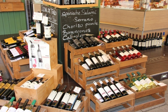 街铺商店摆放整齐琳琅满目红酒饮料