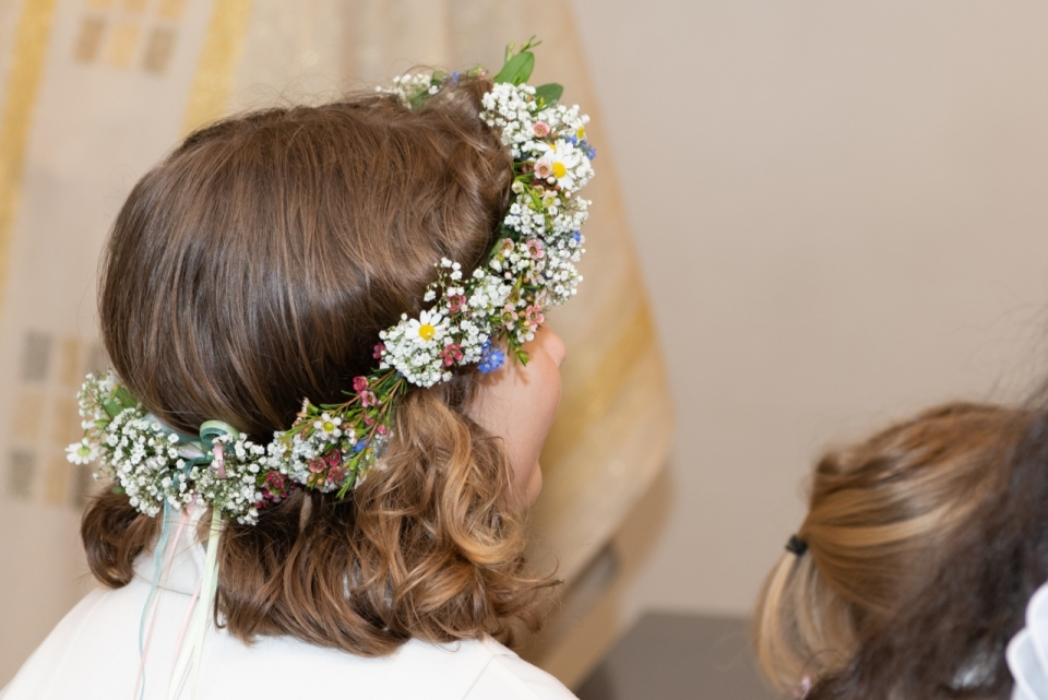 教堂室内戴自然花朵植物花环短发女孩背影