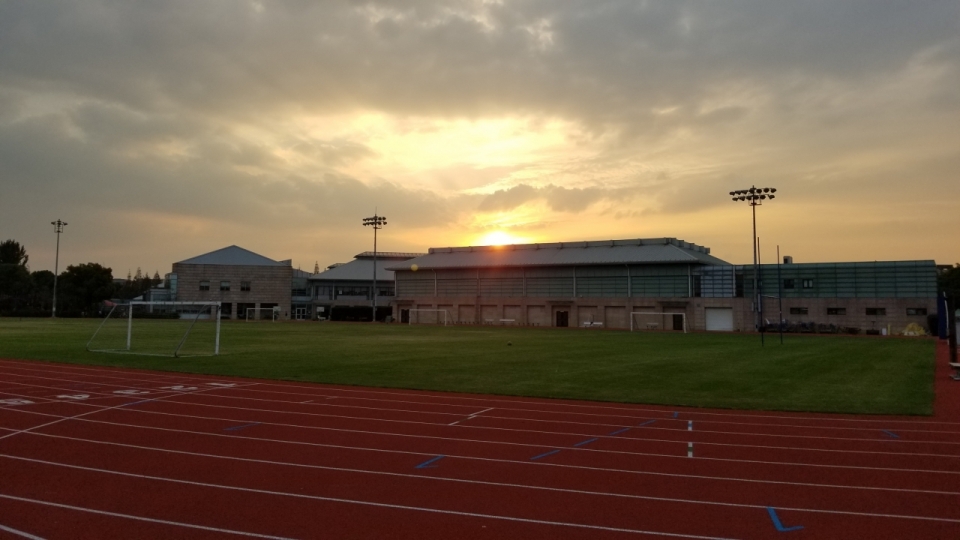 夕阳下的学校房屋操场逆光摄影