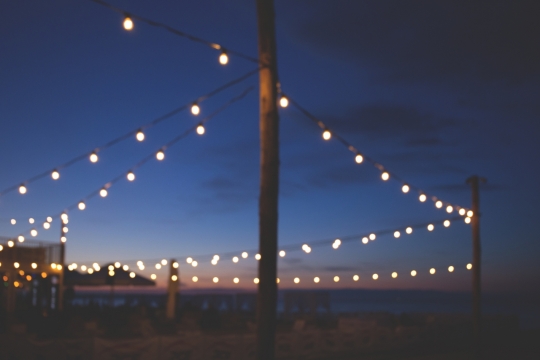 黄昏城市柱子悬挂灯泡灯光夜景