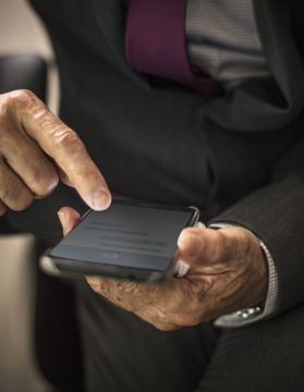 室内使用手机商务男性手部特写