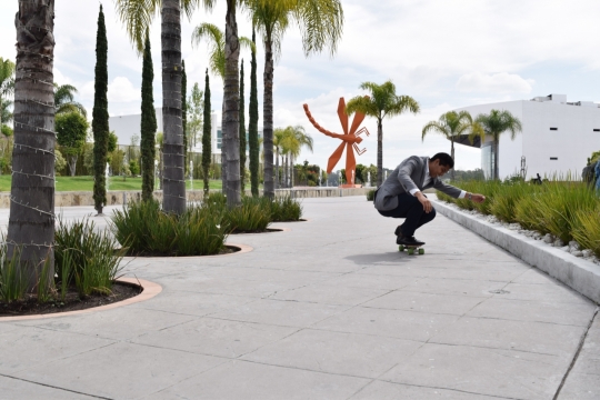 水泥路上玩滑板车的成年人