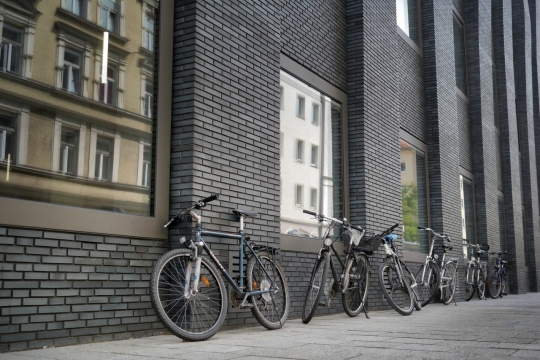 灰色墙边停放自行车街道摆拍