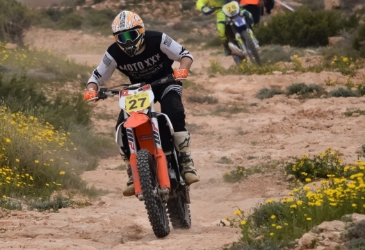 西部干涸土地上飞驰机车手特写