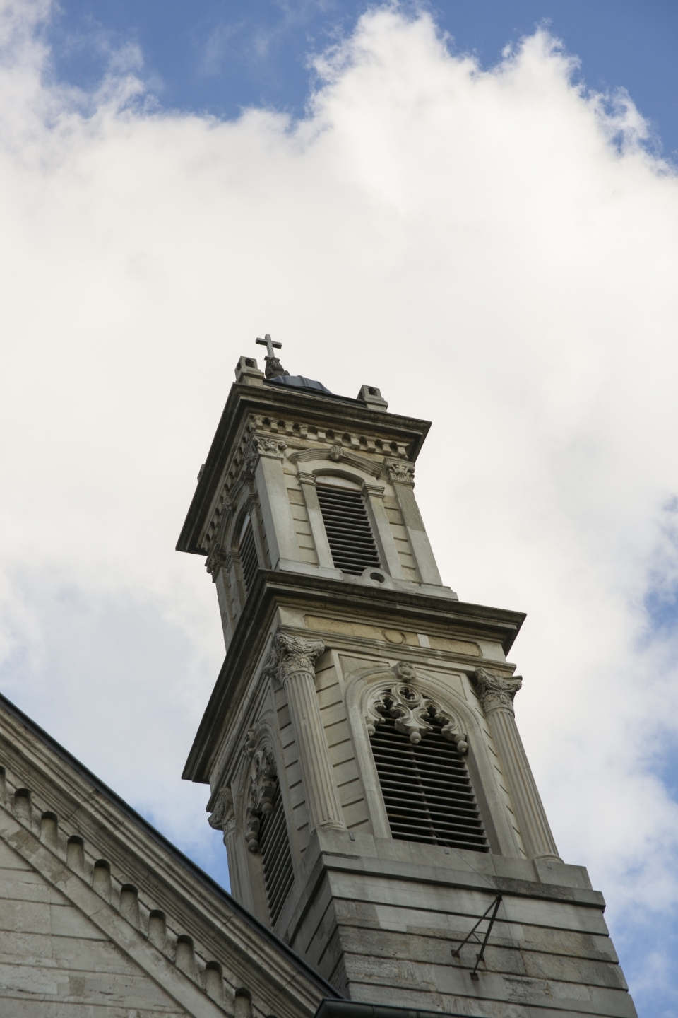 矗立于蓝天白云的教堂钟塔建筑