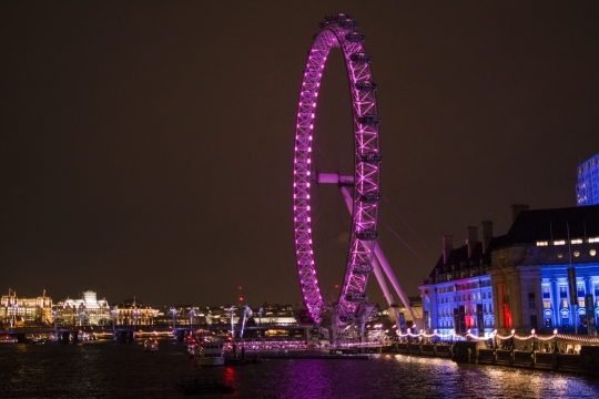 夜晚美丽多彩的摩天轮高清摄影