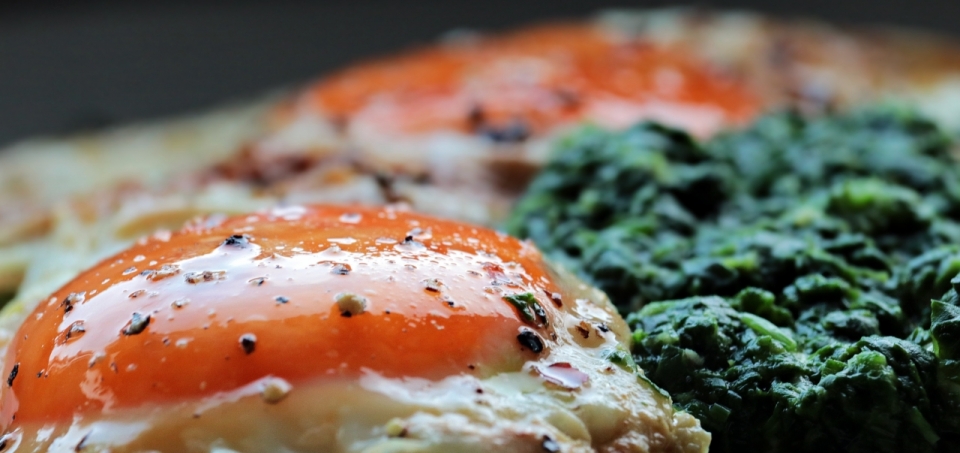 新鲜煎蛋绿色蔬菜美味早餐料理