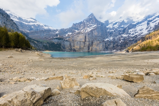蓝天白云自然山峰湖泊风光