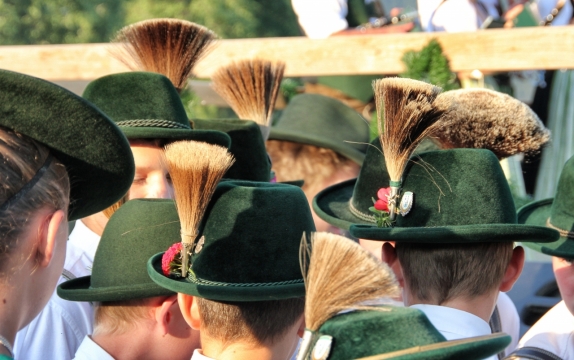 阳光城市街道戴绿色帽子男性