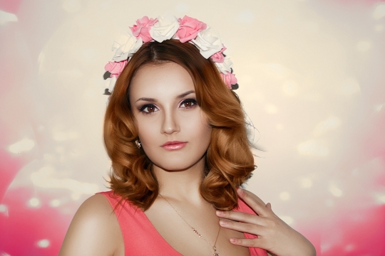 梦幻背景浪漫花环卷发时尚美女