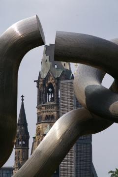 广场边老旧尖塔建筑外观展示