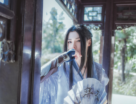 人物摄影_亭中帅气美男折扇儒雅特写