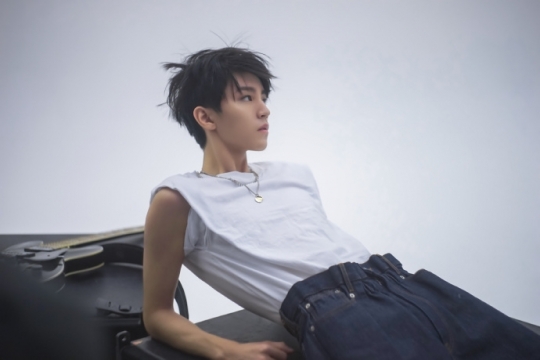 帅哥男明星王俊凯个性写真