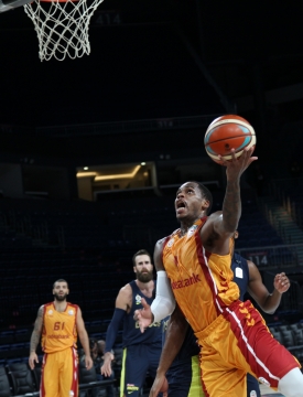 球场中正在热情比赛的球员