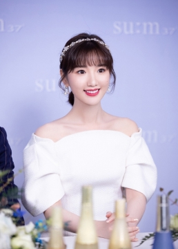 美女明星毛晓彤现场写真图片