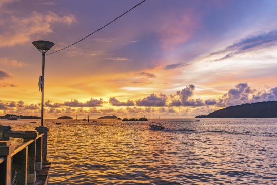 璀璨天空云彩波涛翻滚水花船只景色
