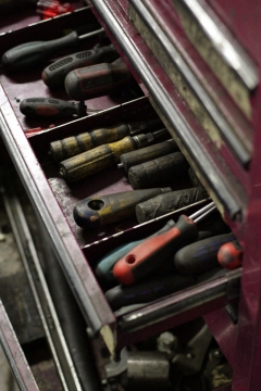 装满各种螺丝刀的破旧红色抽屉