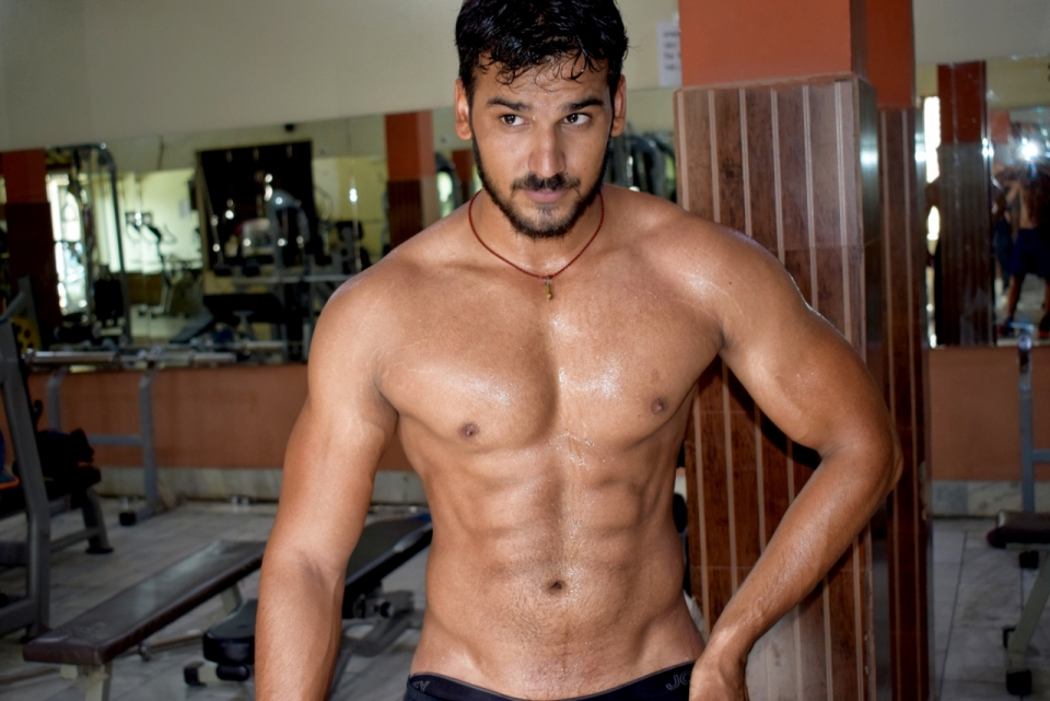 健身房中健身男子上身裸露肌肉摄影