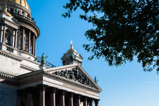 晴朗蓝色天空古老历史艺术教堂建筑