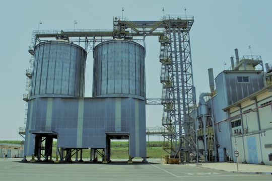 城市郊外巨大工厂建筑外景