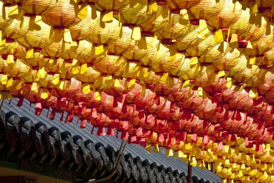 唐人街街道上挂满的红色和黄色灯笼特写摄影