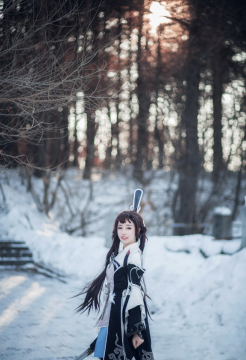 双马尾少女雪中回眸迷人笑容特写