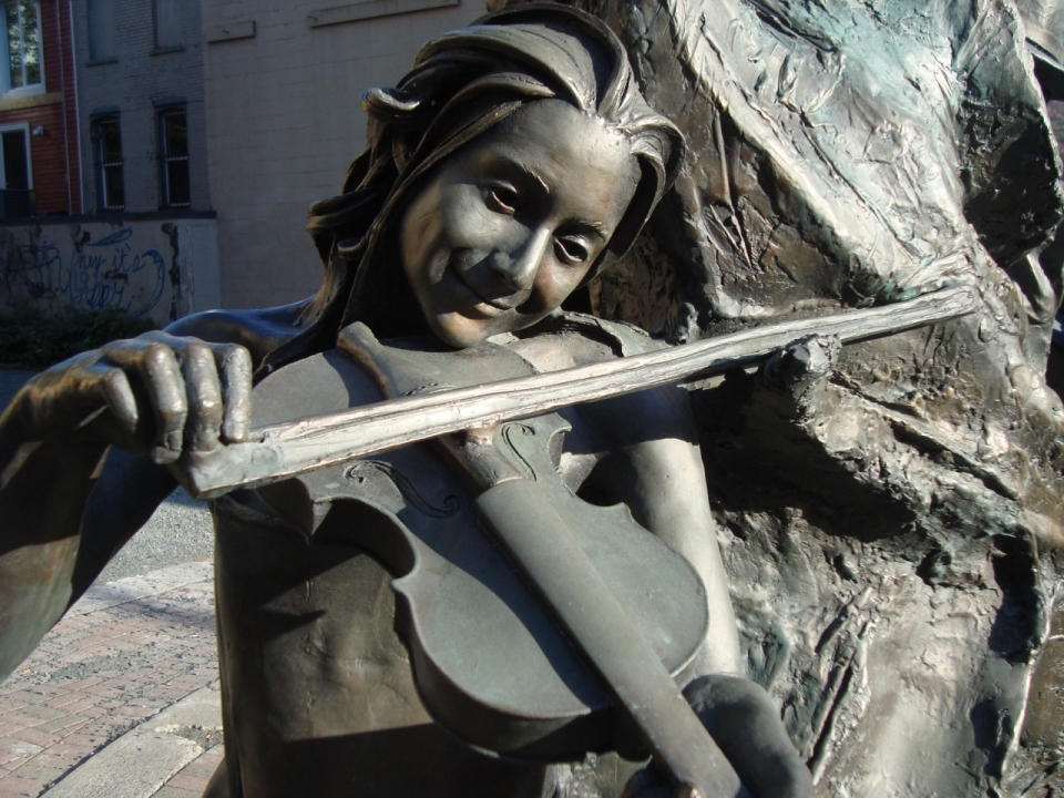 演奏小提琴的人雕塑铜像特写摄影