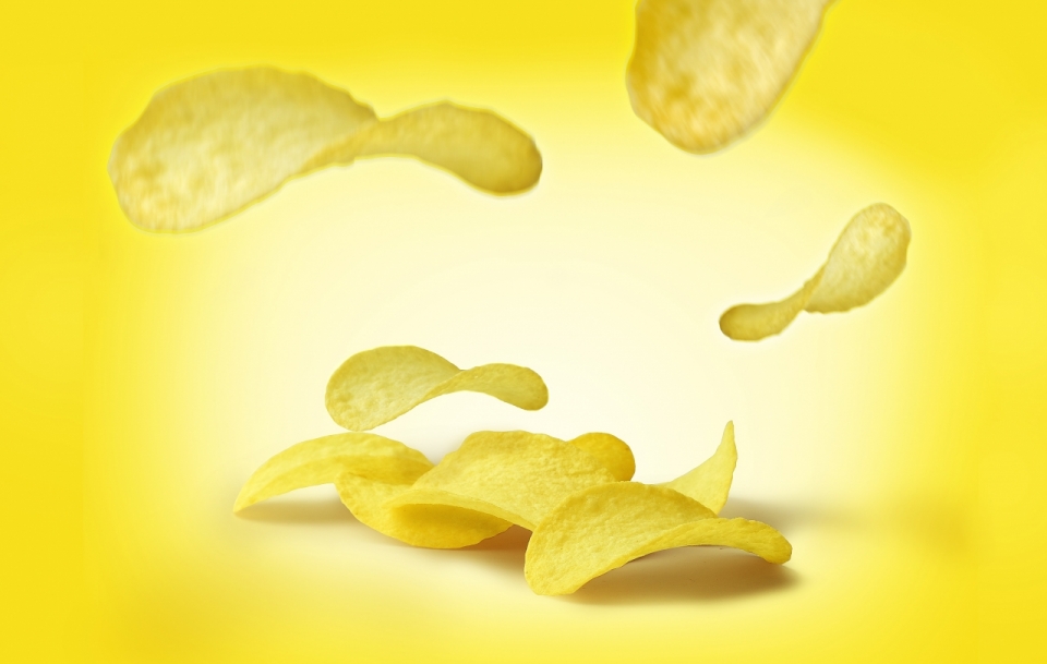 黄色背景下美味香脆薯片的广告