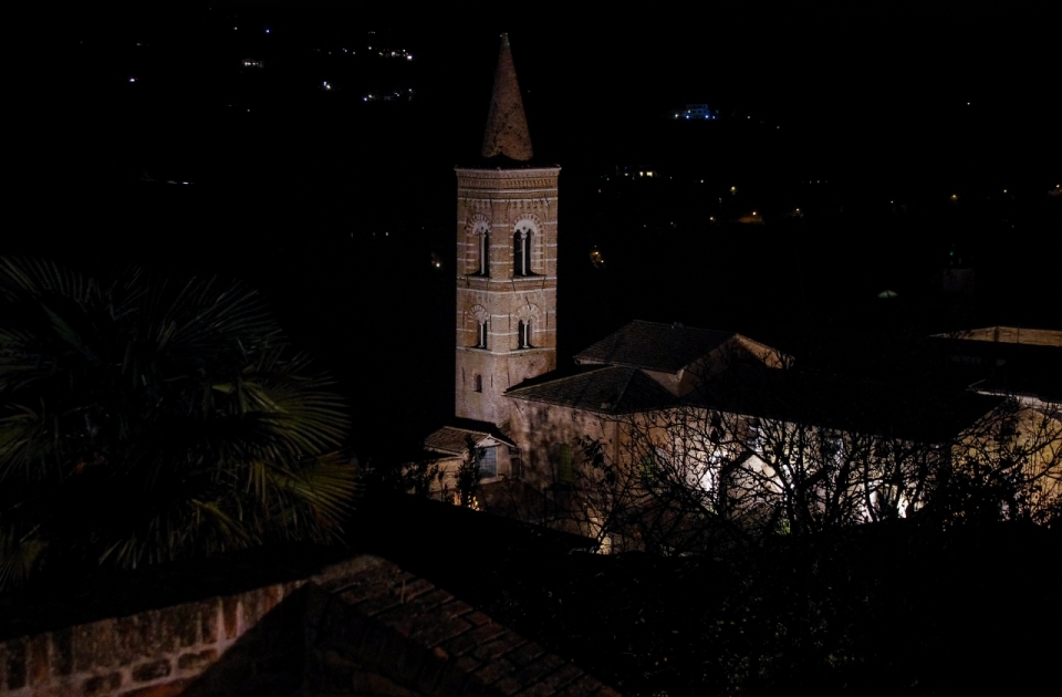 意大利乌尔比诺夜晚昏暗灯光下钟楼