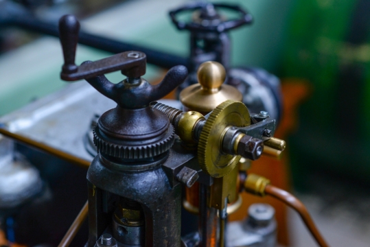 微距摄影_黑铜色的齿轮装置特写